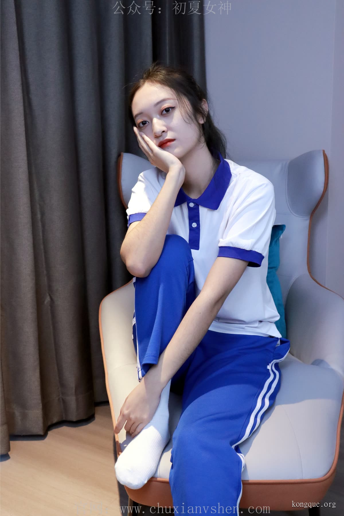 初夏女神_依依~校服搭配37码运动鞋拍摄_0109