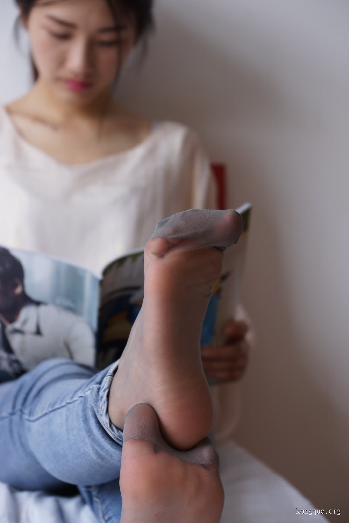 自由摄影_惬意的周末经典短灰丝陪你看看书_0046