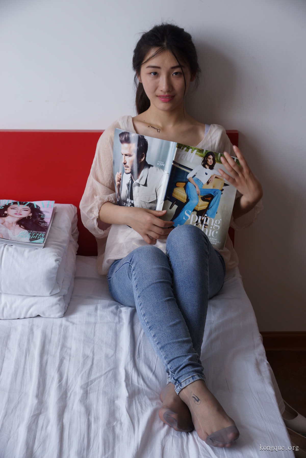 自由摄影_惬意的周末经典短灰丝陪你看看书_0086