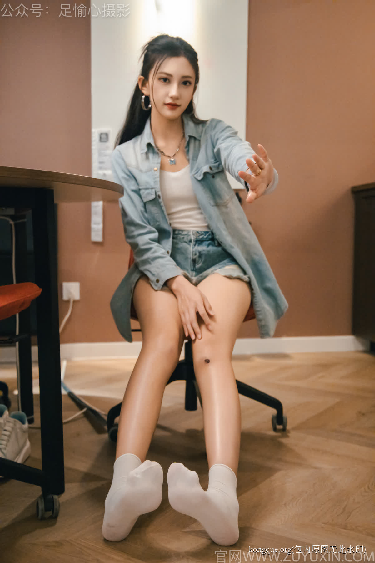足愉心_NO.001_可乐（搭配：白T、牛仔短裤、板鞋、白棉袜、裸足）_0035 - 副本