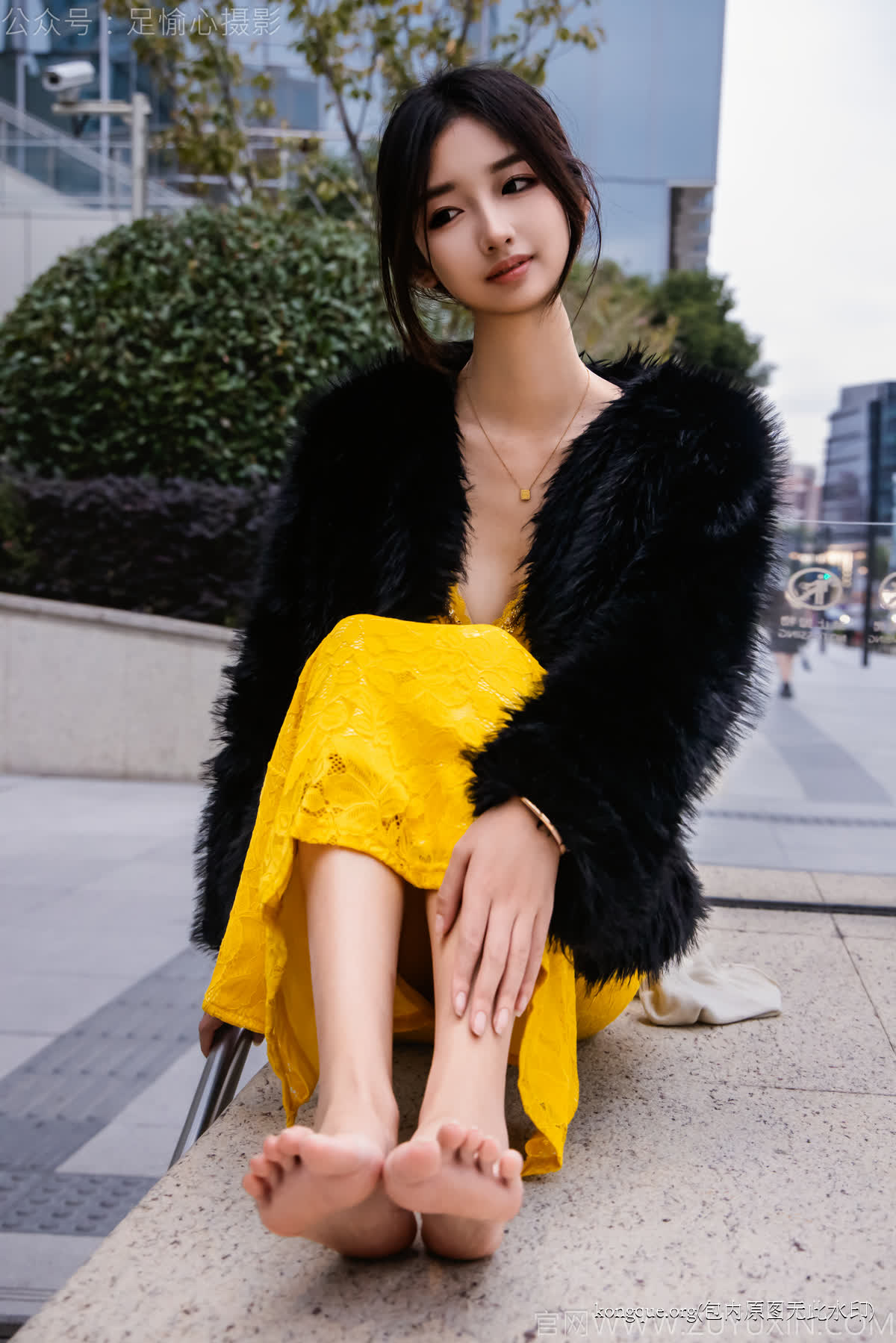 足愉心_NO.010_星朵（搭配：黑色毛衫、黄色连衣裙、绒毛拖鞋、白色棉袜、裸足）_0106 - 副本