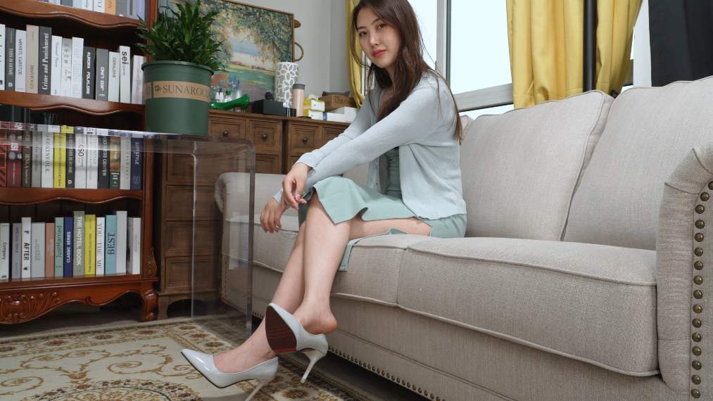 A&F 019-美女明明展示她的性感脚丫b