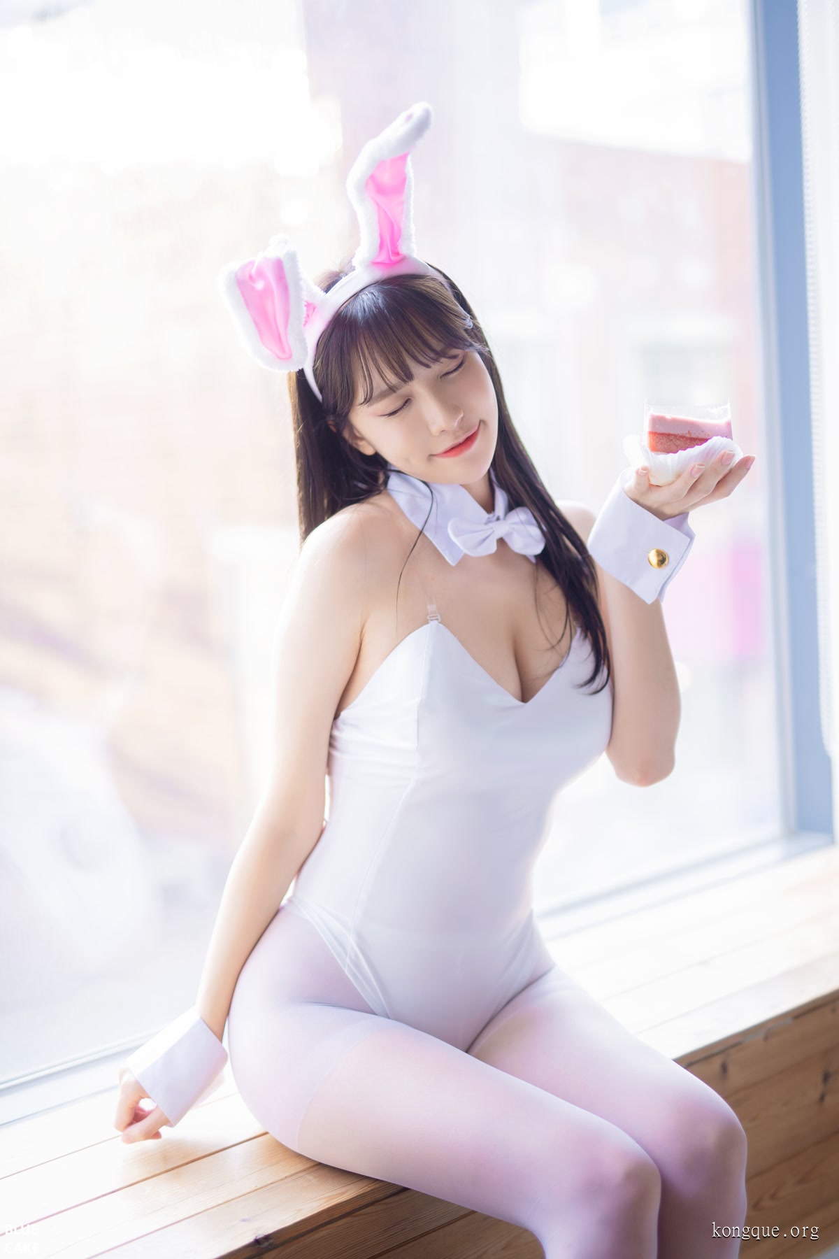 BlueCake_Ahrin_White_and_Black_Bunny_0054