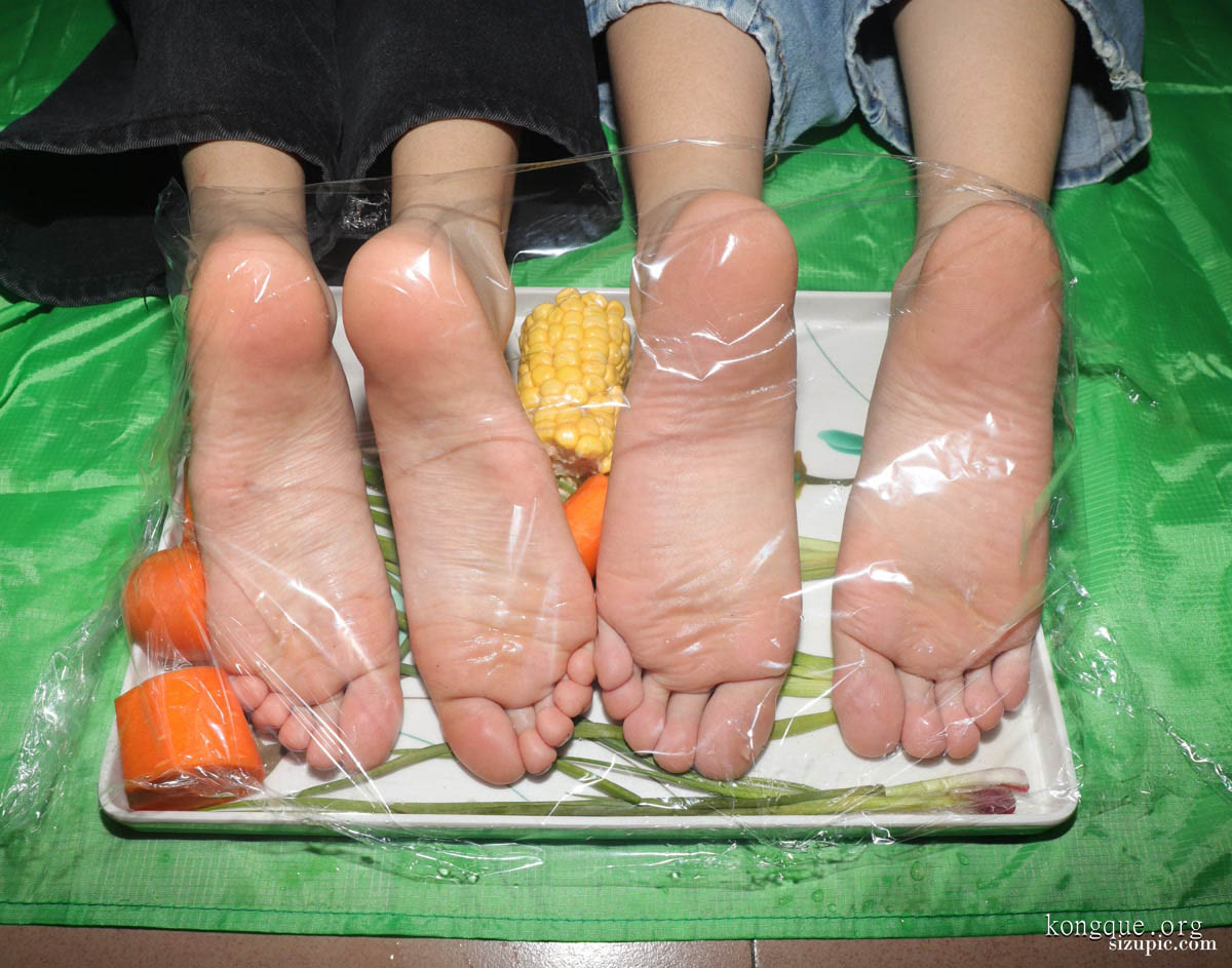 Pary学生模拍_表妹与小芳拍完美脚拍食物去__27